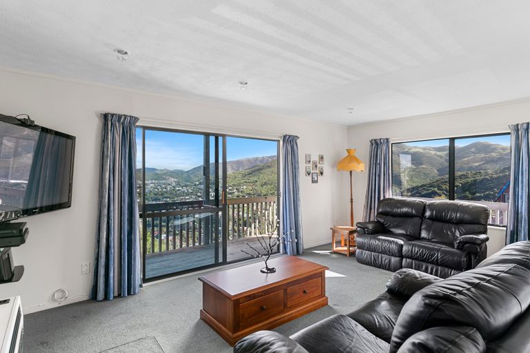 Photo of property in 9 Kapil Grove, Khandallah, Wellington, 6035