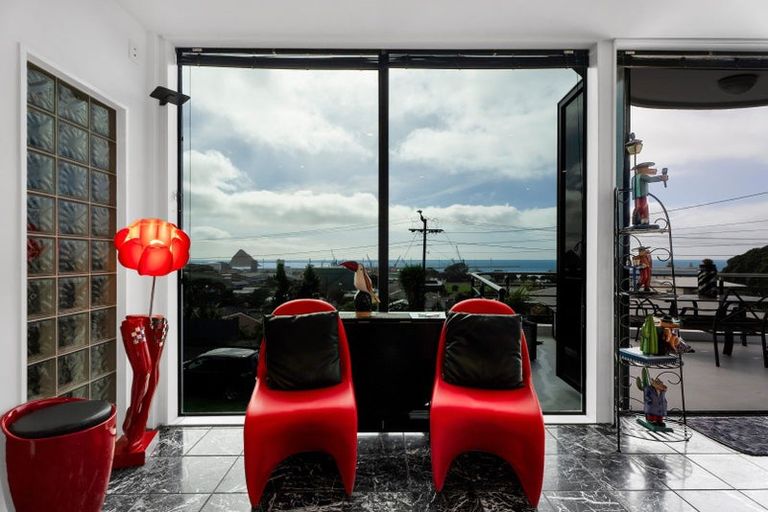 Photo of property in 5 Weston Street, Moturoa, New Plymouth, 4310