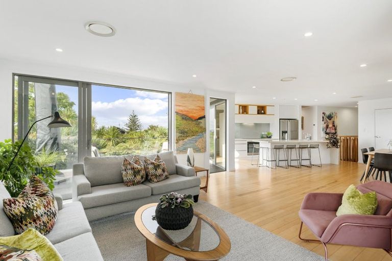 Photo of property in 11 City View Terrace, Birkenhead, Auckland, 0626