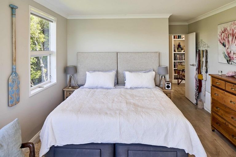 Photo of property in 3 Kenef Road, Paremata, Porirua, 5024