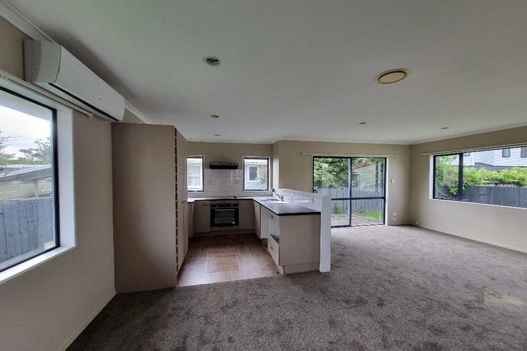 Photo of property in 100a Cobham Crescent, Kelston, Auckland, 0602