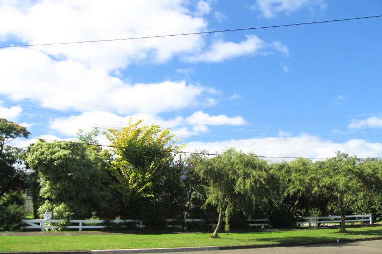 Photo of property in 6 Poplar Grove, Ebdentown, Upper Hutt, 5018