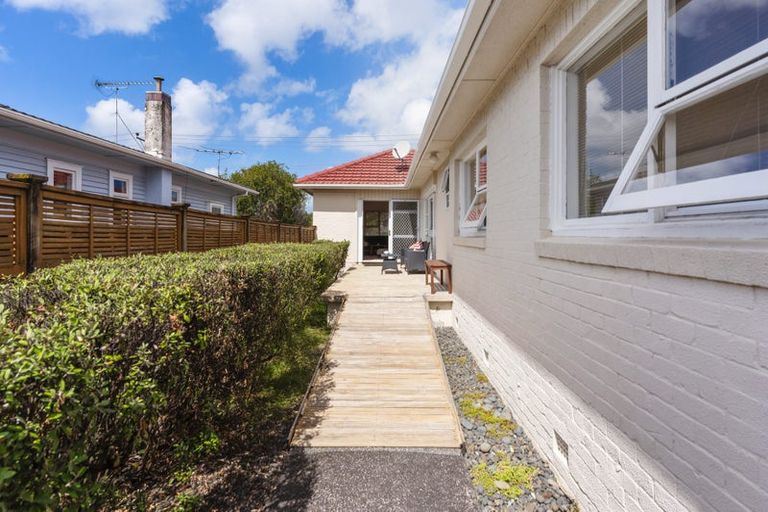 Photo of property in 1/137 Shakespeare Road, Milford, Auckland, 0620