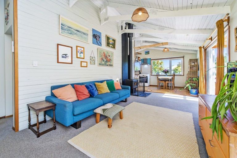 Photo of property in 16 Ensors Place, Waikuku Beach, 7402