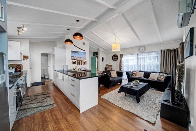 Photo of property in 424 Roscommon Road, Clendon Park, Auckland, 2103