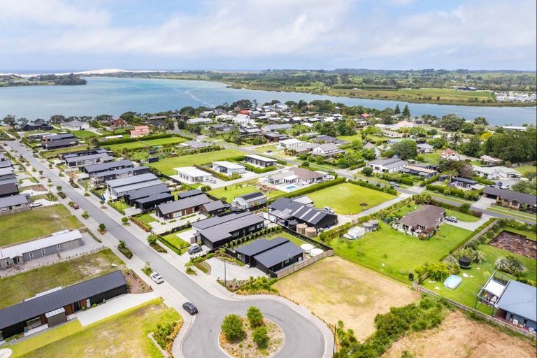 Photo of property in 37 William Gilbert Drive, Mangawhai, 0505