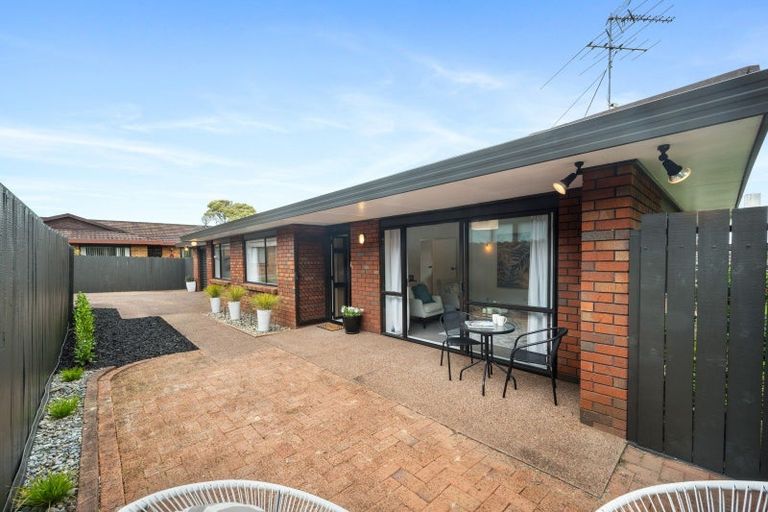 Photo of property in 2/98 Mirrabooka Avenue, Botany Downs, Auckland, 2010