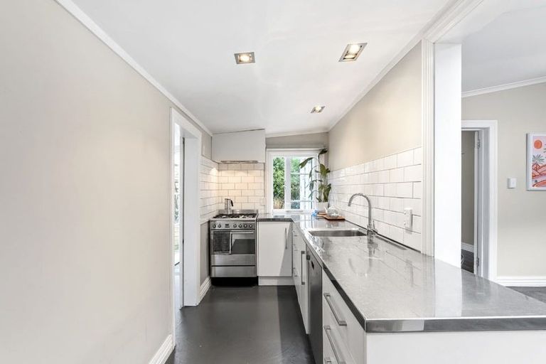 Photo of property in 32 Holloway Road, Aro Valley, Wellington, 6021