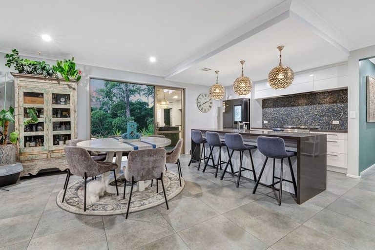 Photo of property in 8 Roberts Road, Matakatia, Whangaparaoa, 0930