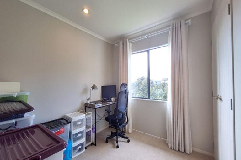 Photo of property in 34 Borneo Drive, Fairview Heights, Auckland, 0632