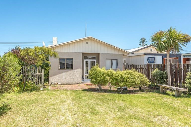 Photo of property in 10 Seafront Road, Castlecliff, Whanganui, 4501