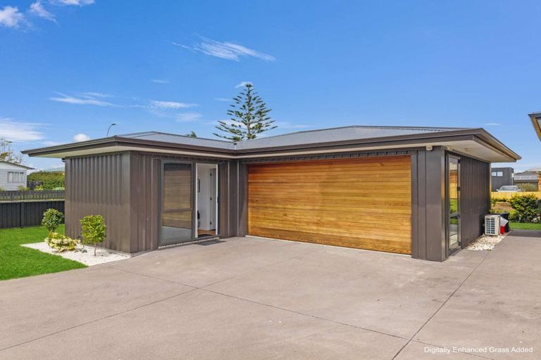 Photo of property in 32 Sandspit Road, Waiuku, 2123