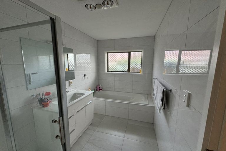 Photo of property in 124 Carnoustie Drive, Wattle Downs, Auckland, 2103