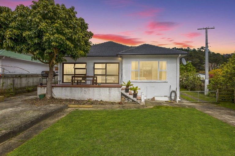 Photo of property in 73 Kamahi Street, Stokes Valley, Lower Hutt, 5019