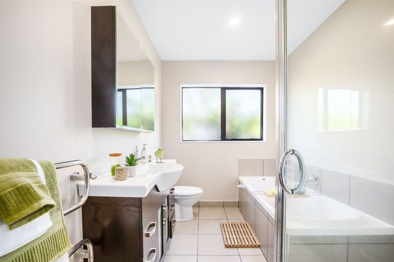 Photo of property in 32 Tongariro Drive, Aotea, Porirua, 5024