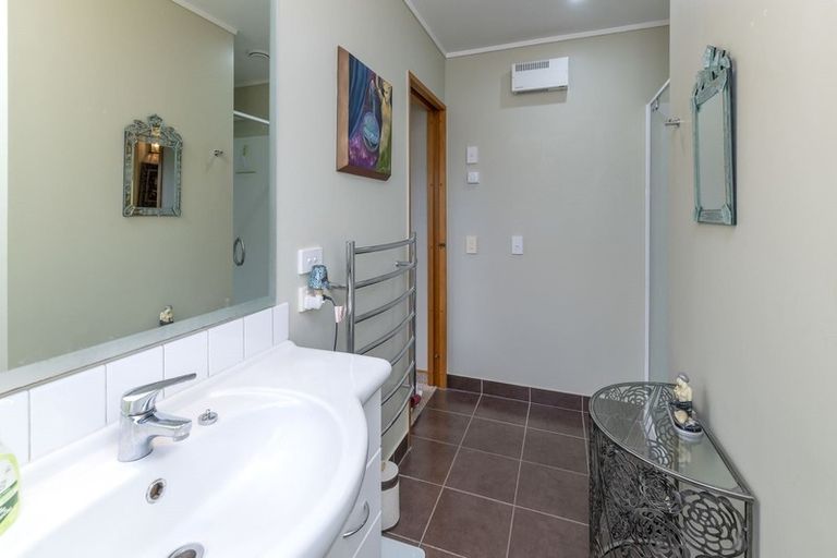 Photo of property in 1 Manu Grove, Waikanae, 5036