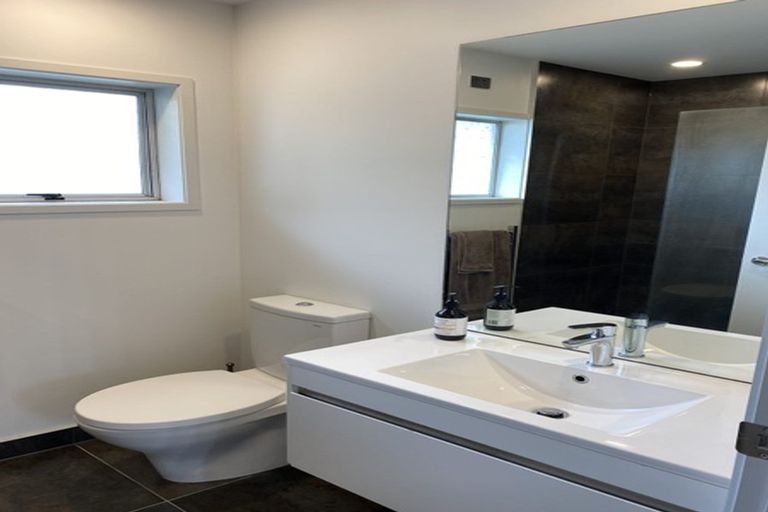 Photo of property in 2/97 Moore Street, Hillcrest, Auckland, 0627