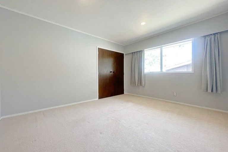 Photo of property in 18 Makepiece Place, Chatswood, Auckland, 0626