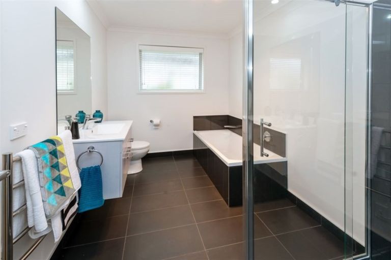 Photo of property in 98 Beach Road, Mellons Bay, Auckland, 2014