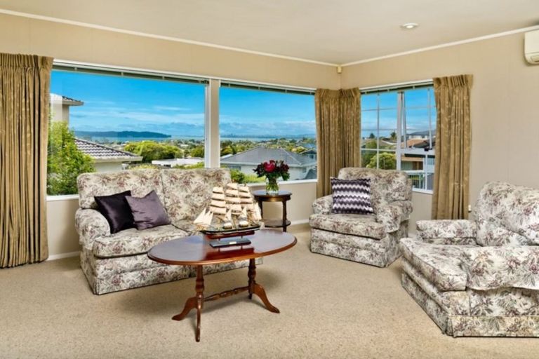 Photo of property in 17b Bernleigh Terrace, West Harbour, Auckland, 0618