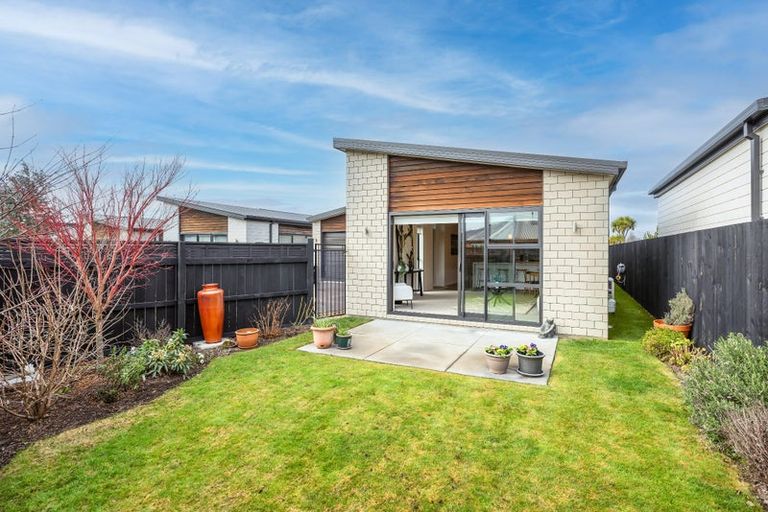 Photo of property in 2 Lussa Close, Broomfield, Christchurch, 8042