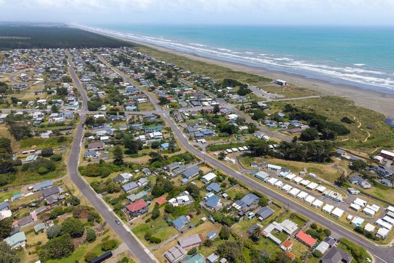 Photo of property in 141 Kahukura Avenue, Waitarere Beach, Levin, 5510
