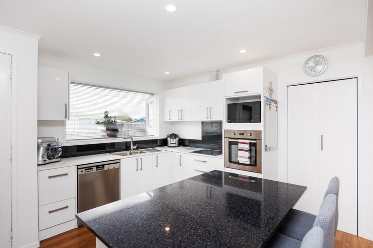 Photo of property in 28 Raglan Avenue, Cloverlea, Palmerston North, 4412