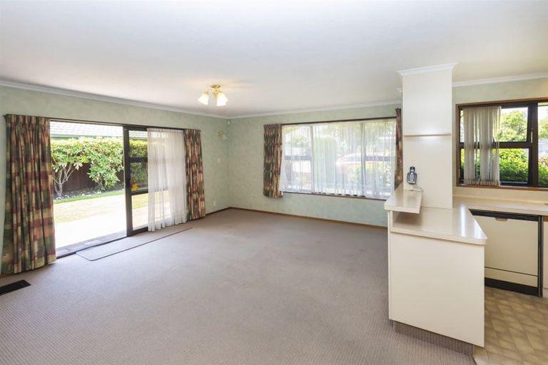 Photo of property in 2/2a Thorrington Road, Cashmere, Christchurch, 8022
