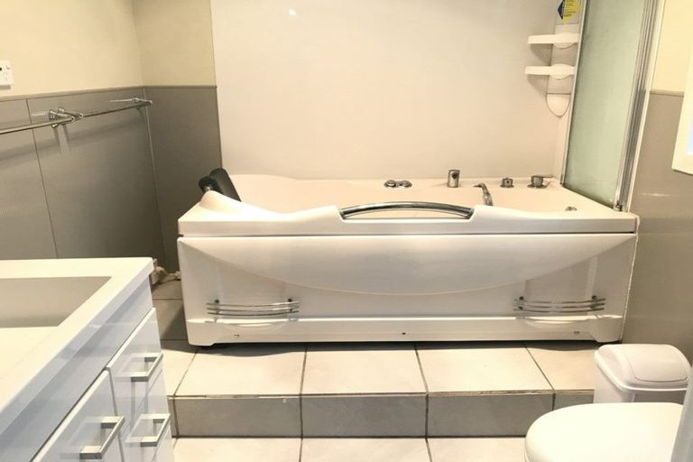 Photo of property in 77 Carlisle Road, Torbay, Auckland, 0632