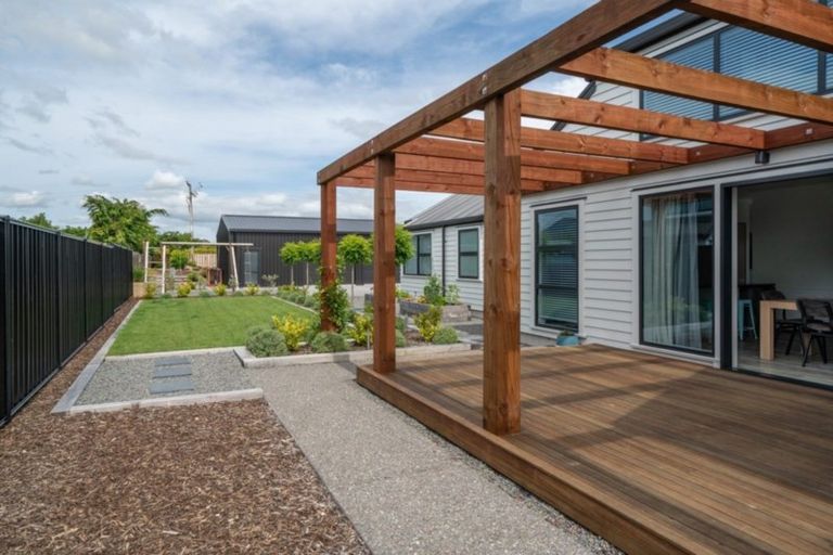 Photo of property in 18 Pukenamu Road, Rainbow Point, Taupo, 3330