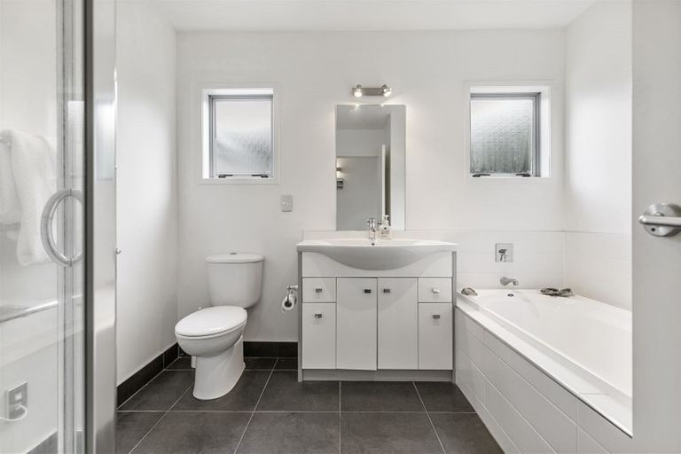 Photo of property in 242a Forrest Hill Road, Forrest Hill, Auckland, 0620