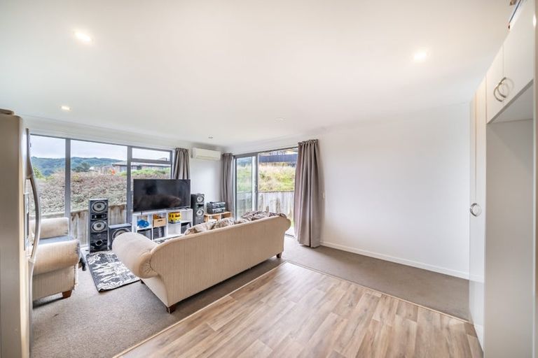 Photo of property in 90 Sunstone Crescent, Timberlea, Upper Hutt, 5018