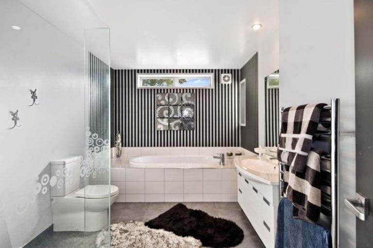 Photo of property in 11 Iles Lane, Cashmere, Christchurch, 8022