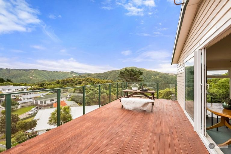 Photo of property in 5 Honeysuckle Grove, Maungaraki, Lower Hutt, 5010