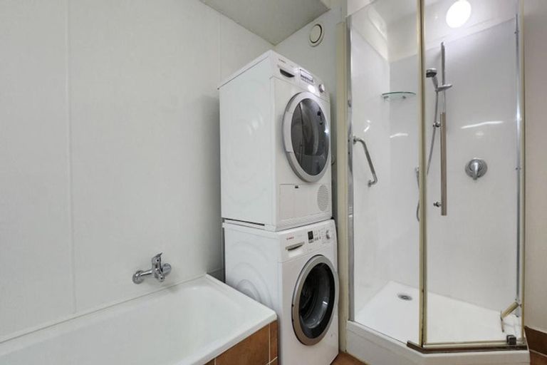 Photo of property in Jerningham Apartments, 20 Oriental Terrace, Oriental Bay, Wellington, 6011