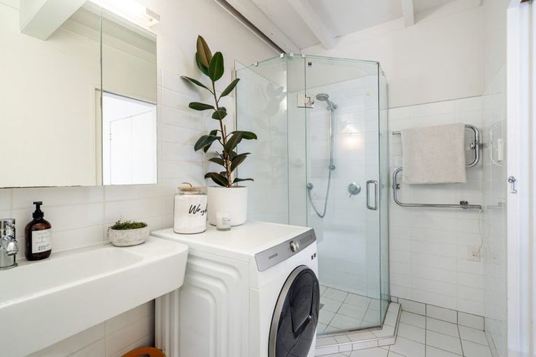 Photo of property in 2/10 Merani Street, Narrow Neck, Auckland, 0622