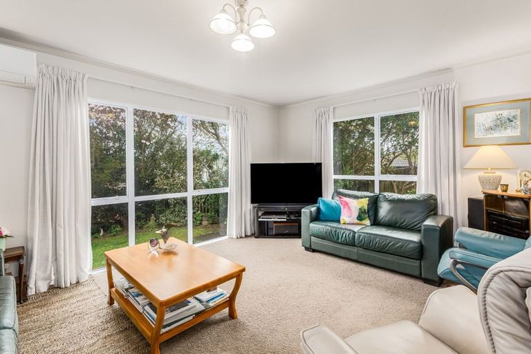 Photo of property in 21 Saunders Close, Whitby, Porirua, 5024