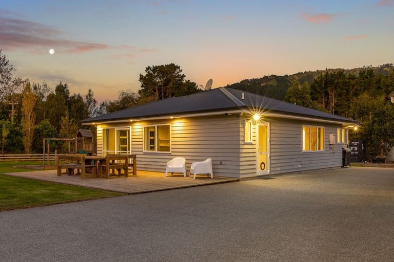 Photo of property in 105 Peka Peka Road, Peka Peka, Waikanae, 5391