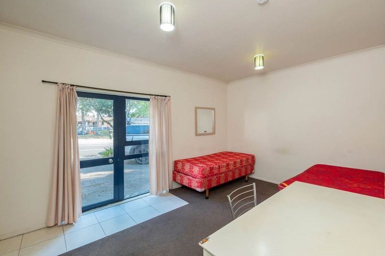 Photo of property in 40 Akoranga Drive, Northcote, Auckland, 0627