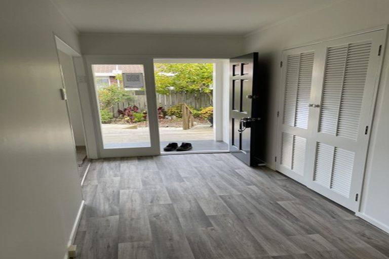 Photo of property in 24 Walton Street, Red Beach, 0932