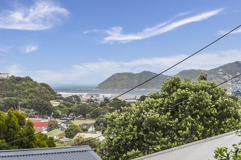 Photo of property in 33 Tio Tio Road, Miramar, Wellington, 6022