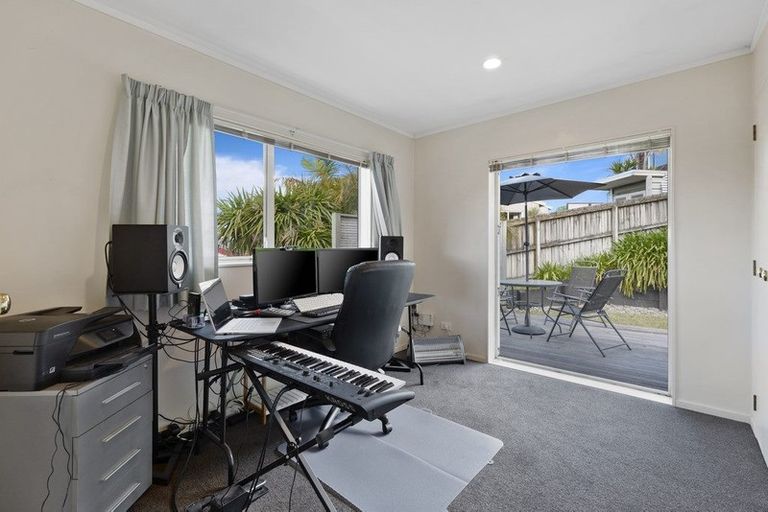 Photo of property in 2/8 Bronzewing Terrace, Unsworth Heights, Auckland, 0632