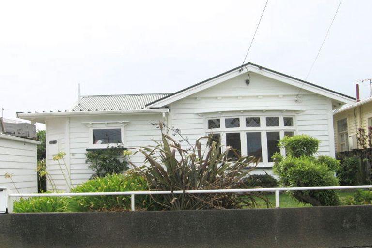 Photo of property in 21 Resolution Street, Lyall Bay, Wellington, 6022
