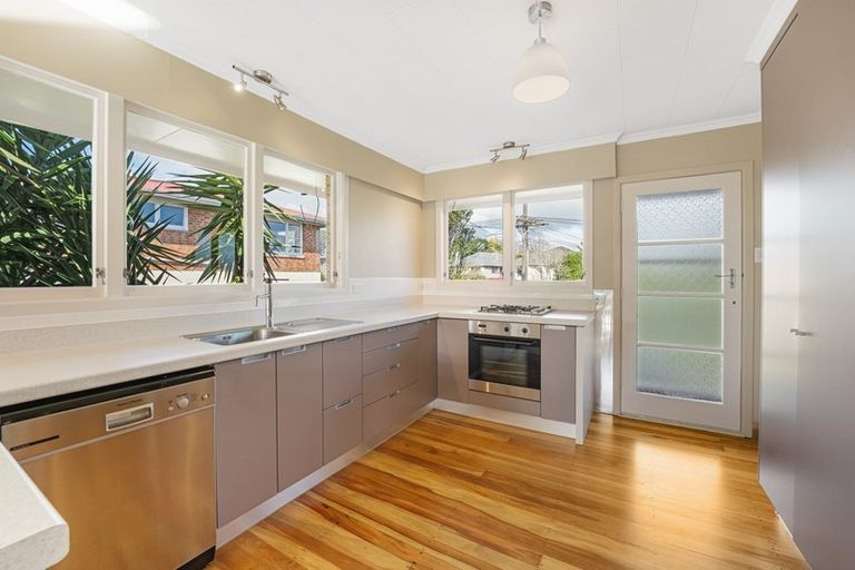 Photo of property in 293 Huatoki Street, Upper Vogeltown, New Plymouth, 4310