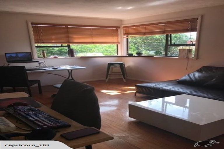 Photo of property in 2 Springside Place, New Lynn, Auckland, 0600