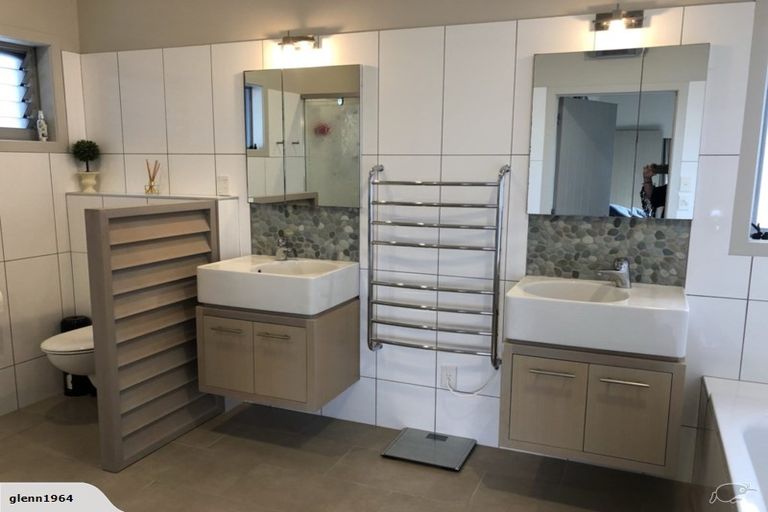 Photo of property in 15 Miami Place, One Tree Point, 0118