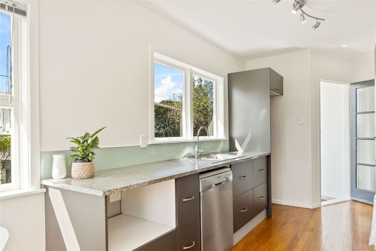 Photo of property in 2 Talavera Place, Te Atatu South, Auckland, 0602