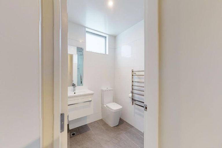 Photo of property in 352 Queens Drive, Lyall Bay, Wellington, 6022