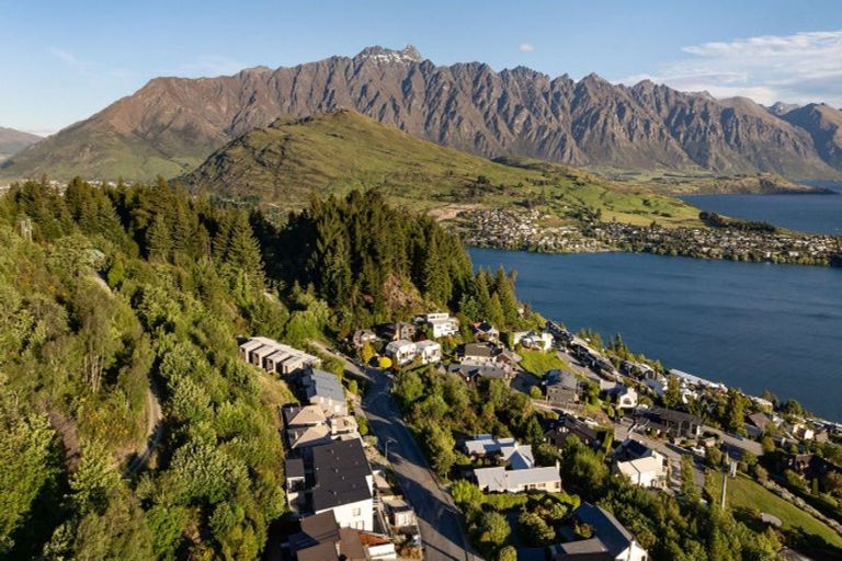 Photo of property in 14 Vancouver Drive, Queenstown, 9300