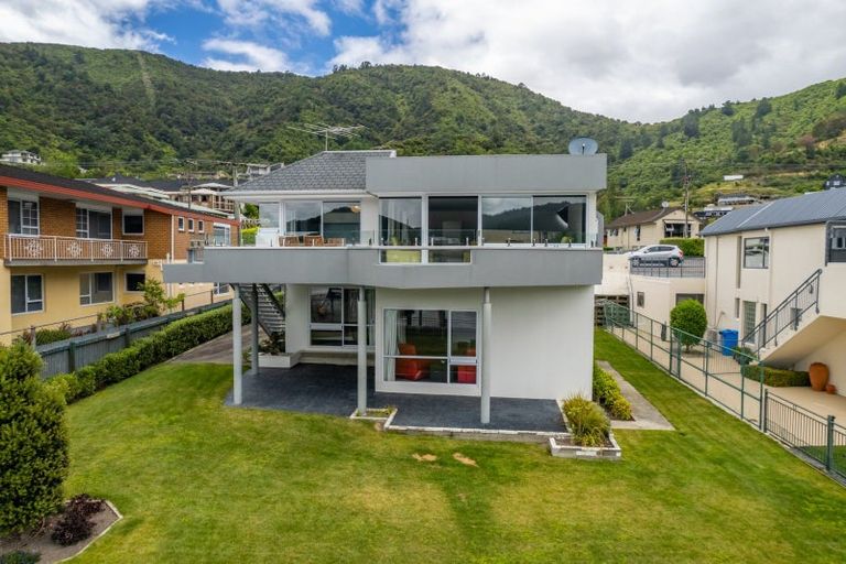 Photo of property in 39-53 Waikawa Road, Picton, 7220